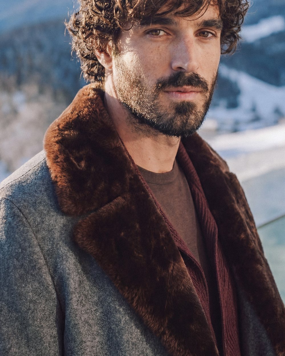 Outfit Italy Autunno-Inverno 2026-27: cappotto grigio con collo in pelliccia marrone