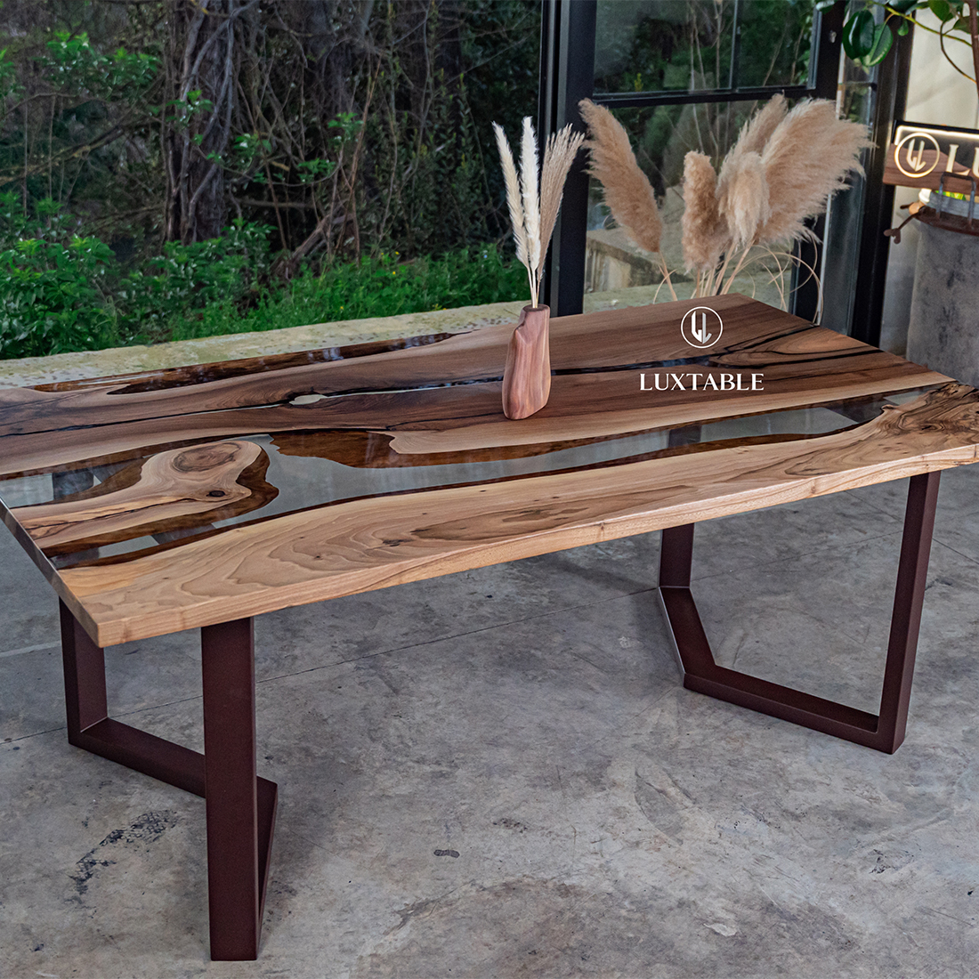 Epoxidharz Tische Alagoas aus europäischem Nussbaum und hellblauem Epoxidharz mit Metallic Effekt