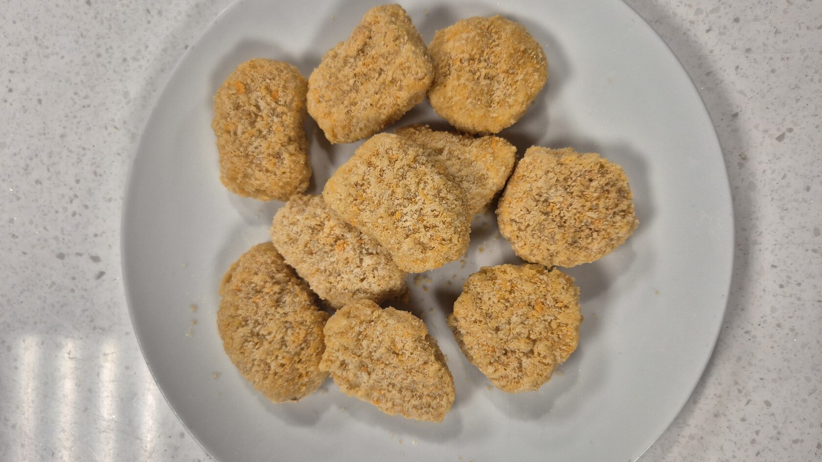 Наггетсы из мяса цыпленка в панировке «Вкусные» — замороженные наггетсы на тарелке