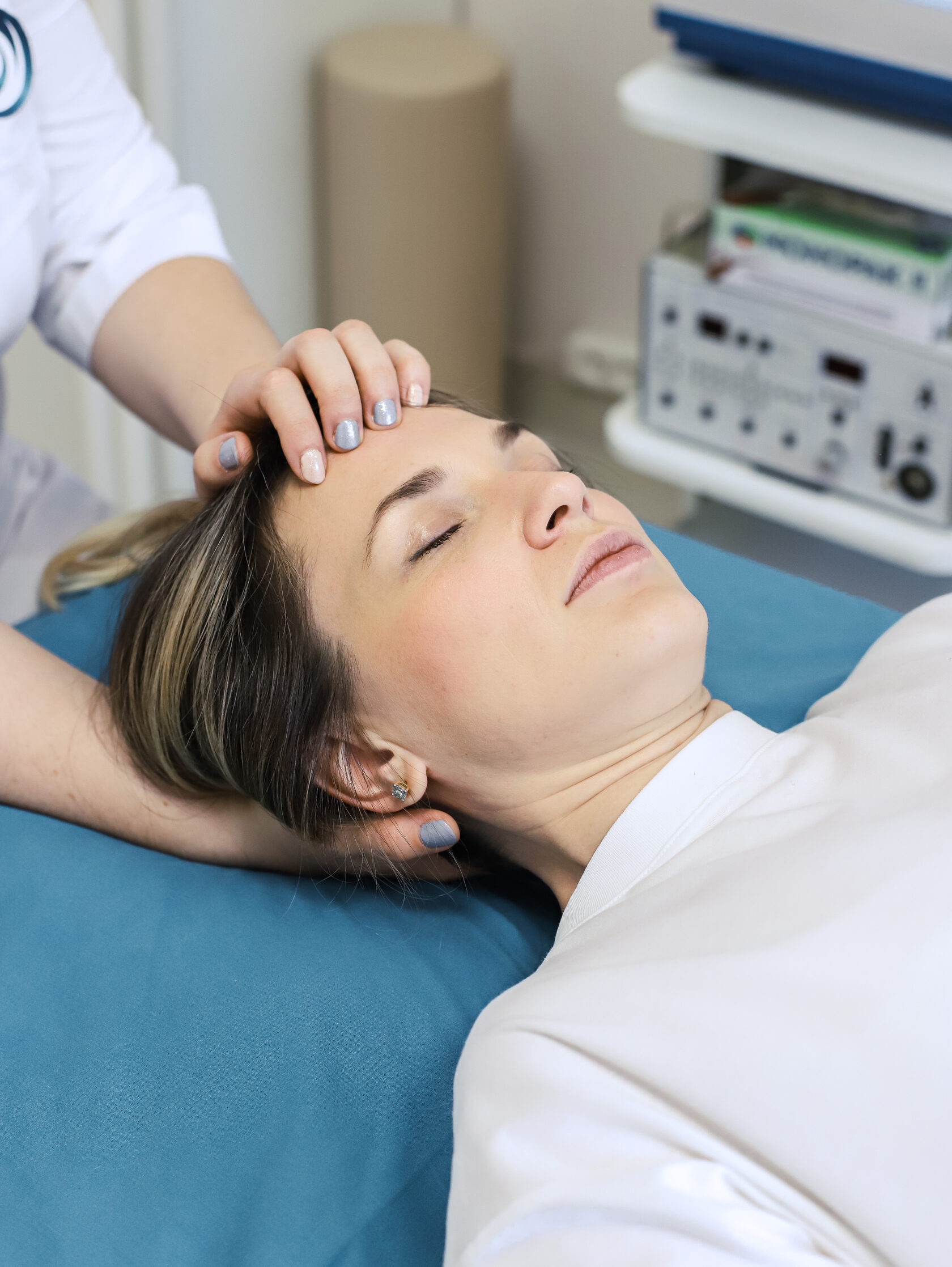 Краниосакральная терапия: цена лечения позвоночника в клинике у врача