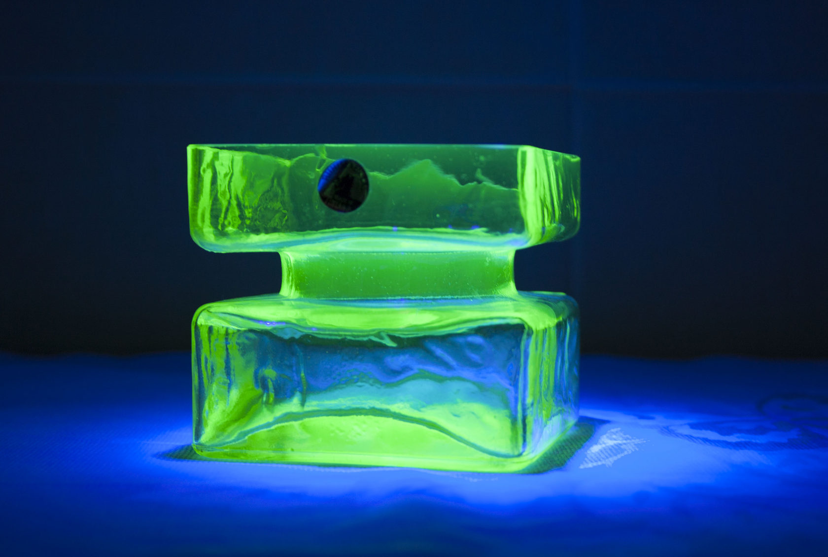 Ваза Пала дизайнера Хелены Тюннелл, вазелиновое стекло в ультрафиолетовом свете. Фото: RetroNord