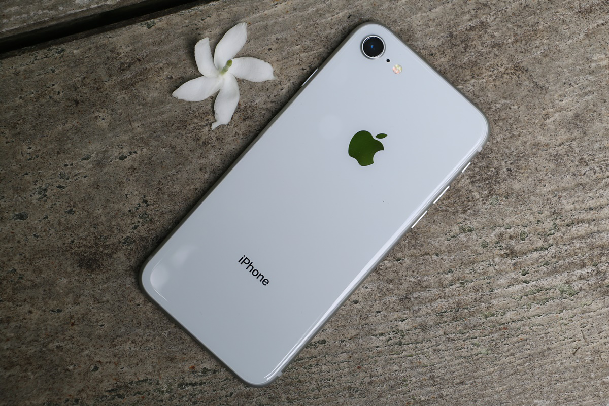 Версия iphone 8. Iphone 8 White. Iphone 8 белый. Iphone 8 Silver. Айфон 8 64 ГБ.