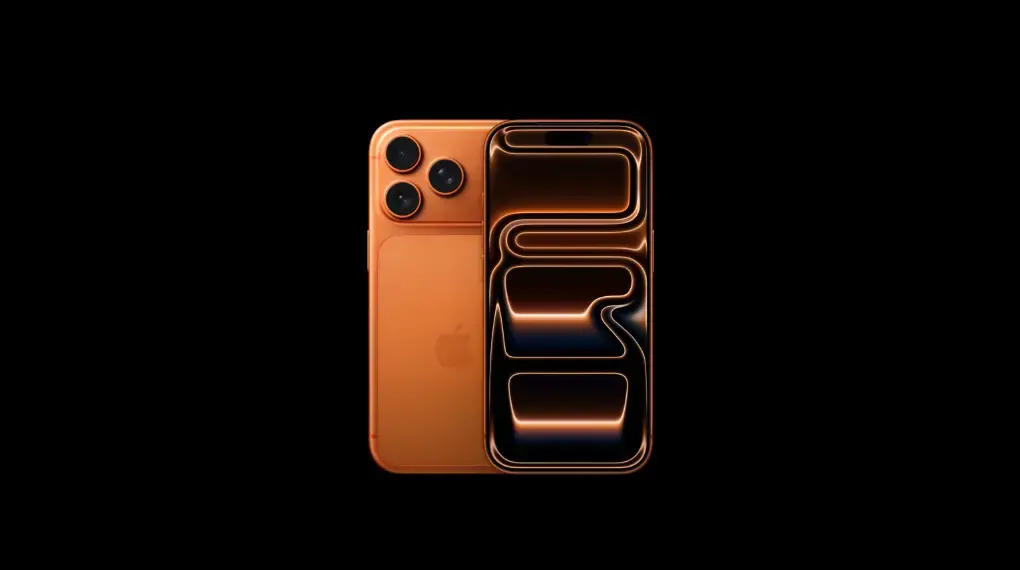 iPhone 17 Pro и iPhone 17 Pro Max в цветах Серебристый и Космический оранжевый на столе рядом, демонстрация дисплеев и дизайна