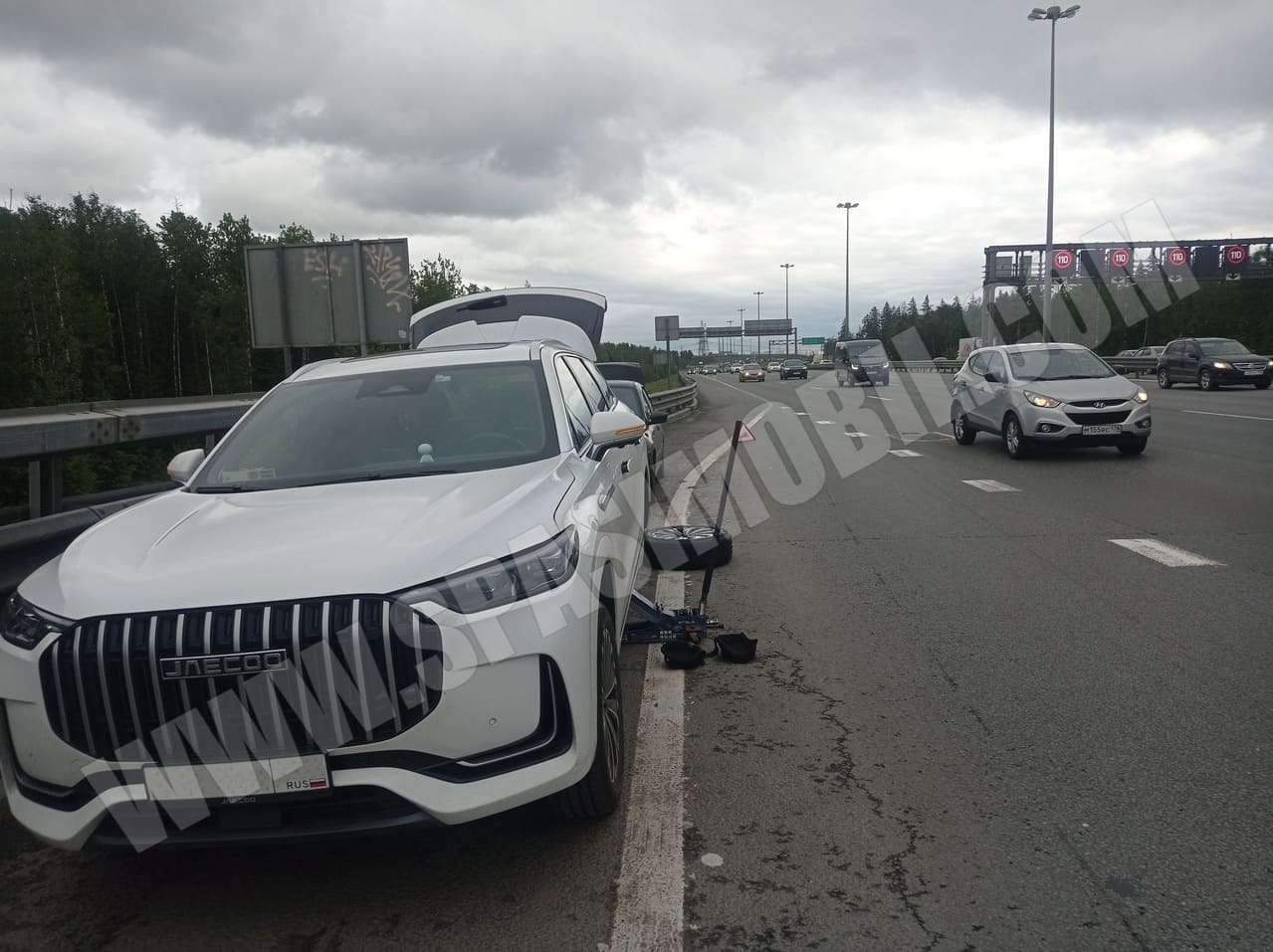 Оказали Помощь на КАД установили запасное колесо на автомобиле Jaecoo J8