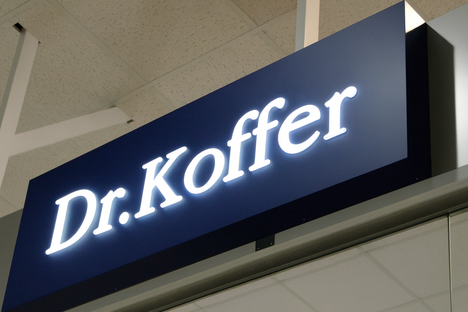 классическая световая вывеска в виде лайтбокса на фасаде магазина 