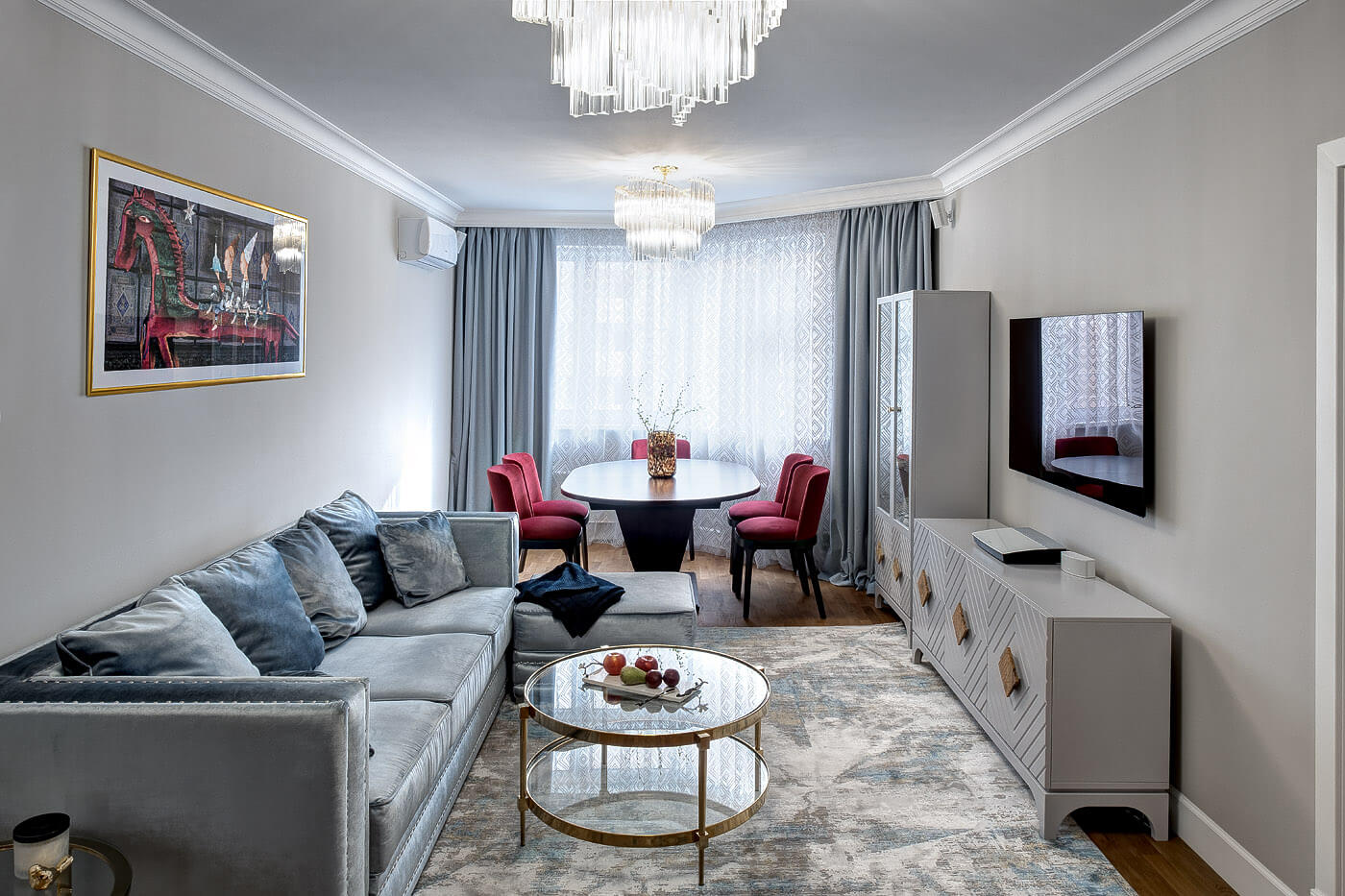 Новая Москва - Дизайн интерьера гостинной, диван, стулья, стол, пенал.