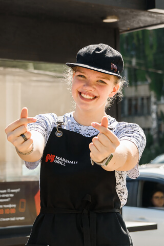 улыбающаяся девушка зовет в свою команду