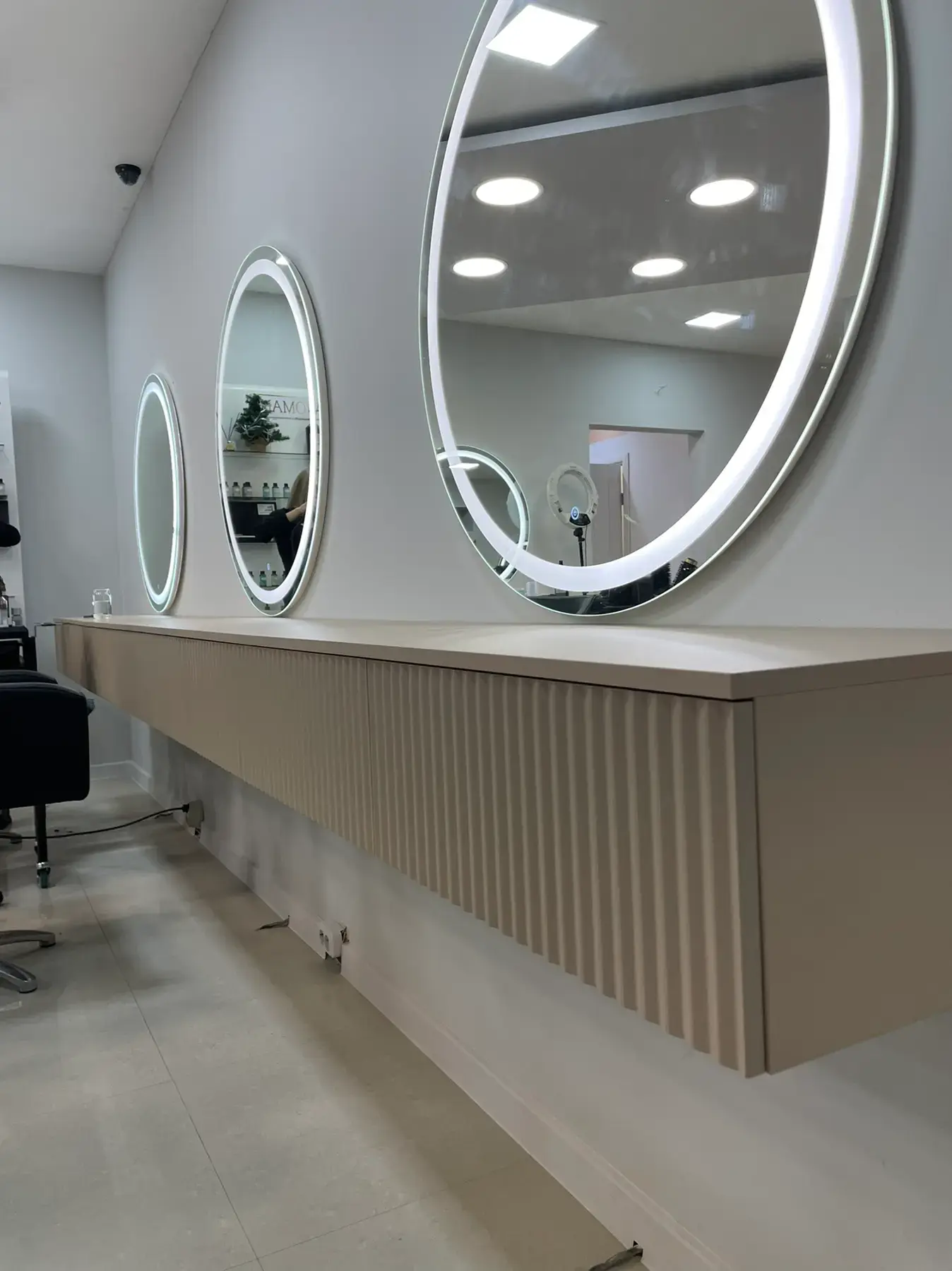 Подвесной настенный шкаф для парикмахерской на заказ в Сургуте