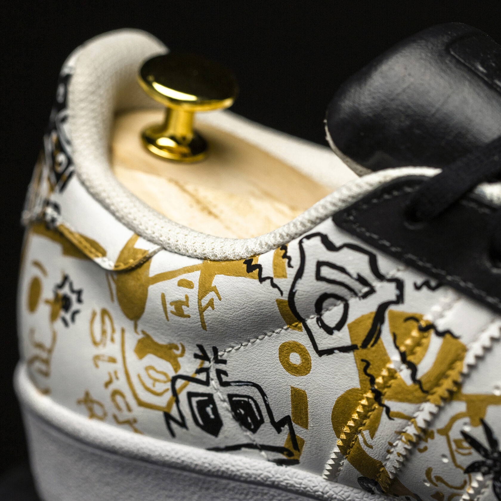 Роспись кроссовок adidas superstar, посвященная хип-хопу 80-х. Автор Алексей Бархан.