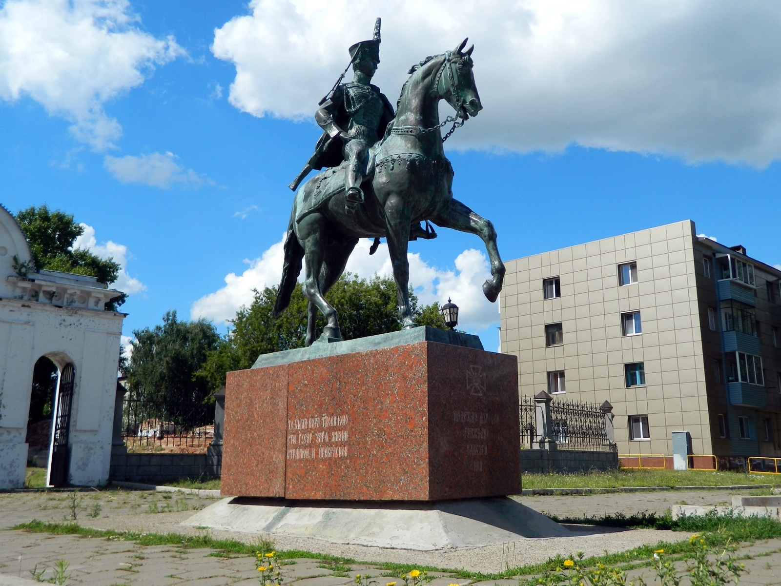 Памятник Дуровой в Елабуге