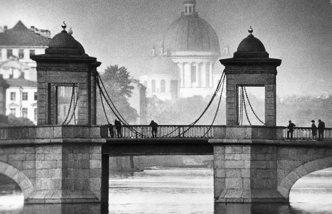 Фотография моста Ломоносова в Санкт-Петербурге