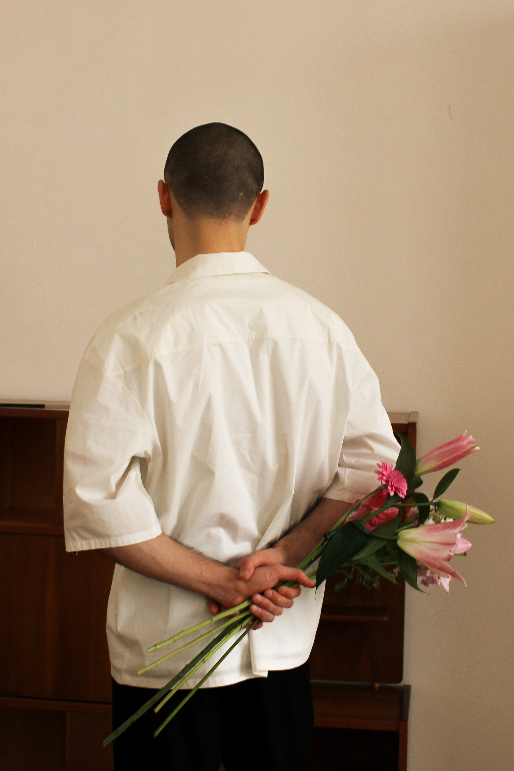 Авторская рубашка с ручной вышивкой, вдохновлённой традиционными чеченскими орнаментами и эстетикой гор. Уникальное изделие в духе Antalvala: строгая форма, медитативная детализация, женская сила, выраженная в тишине ткани. Каждая рубашка создаётся вручную, с уважением к ремеслу и корням. ручная вышивка, рубашка с этническим орнаментом, традиционная чеченская одежда, женская рубашка в стиле Antalvala, современный кавказский стиль, дизайнерская рубашка с вышивкой