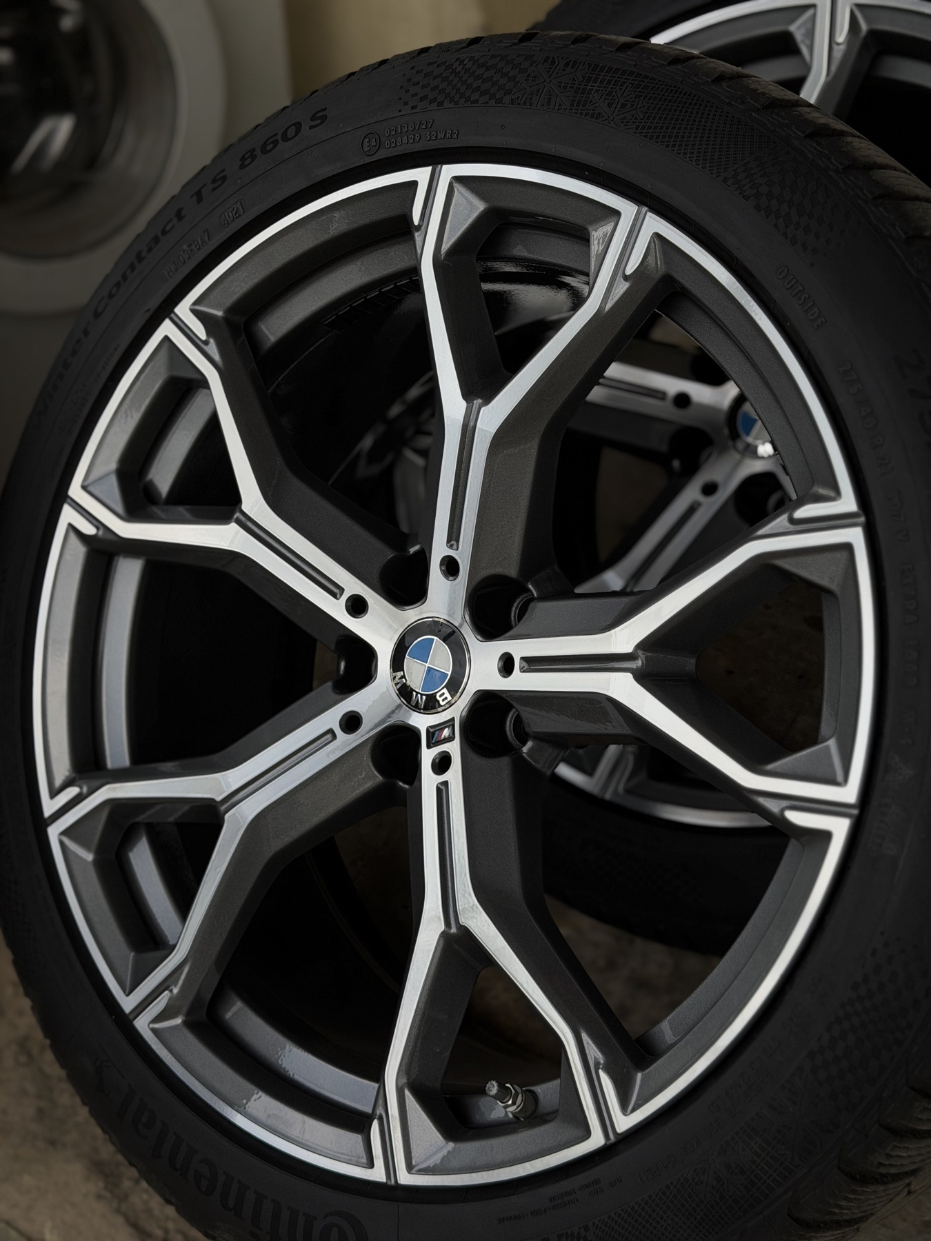 Диск BMW с графитовой базой и светлой металлической лицевой поверхностью