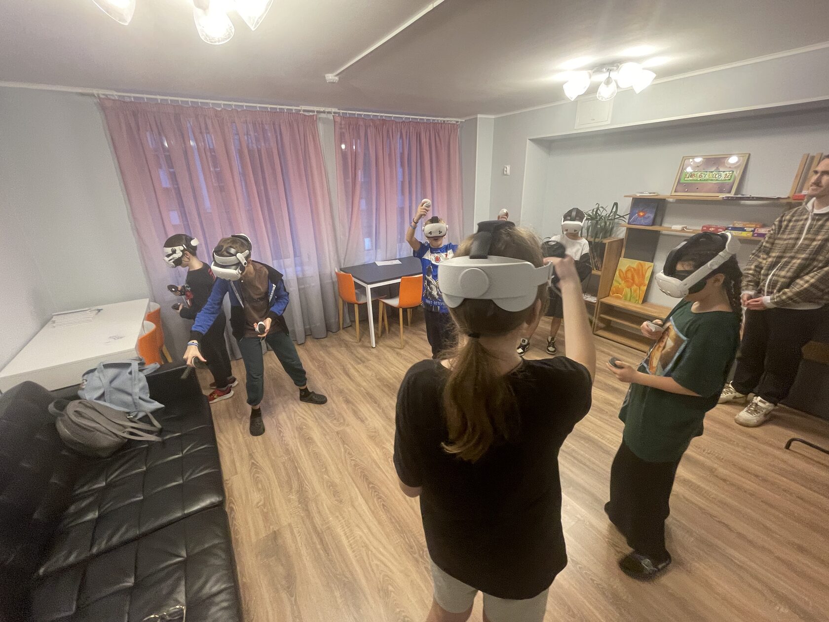 Группа детей в VR шлемах