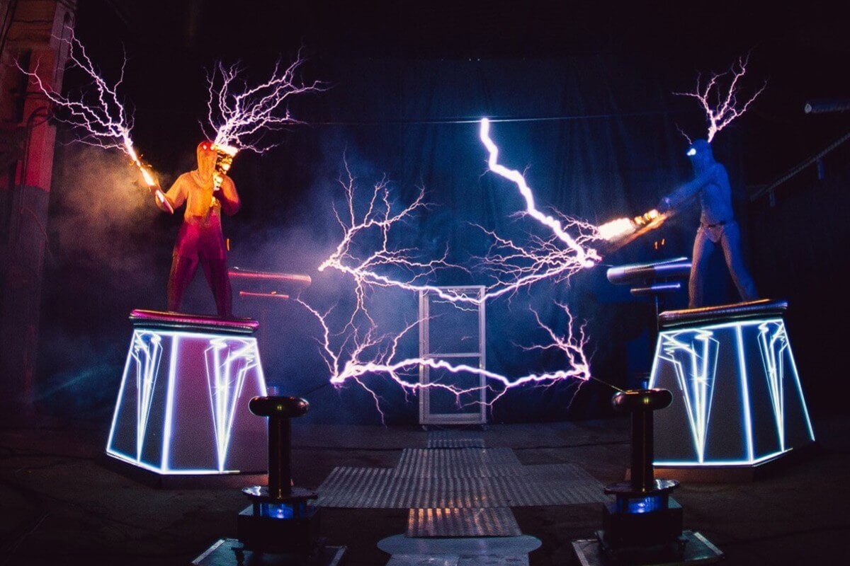 Тесла Шоу сражение под молниями
