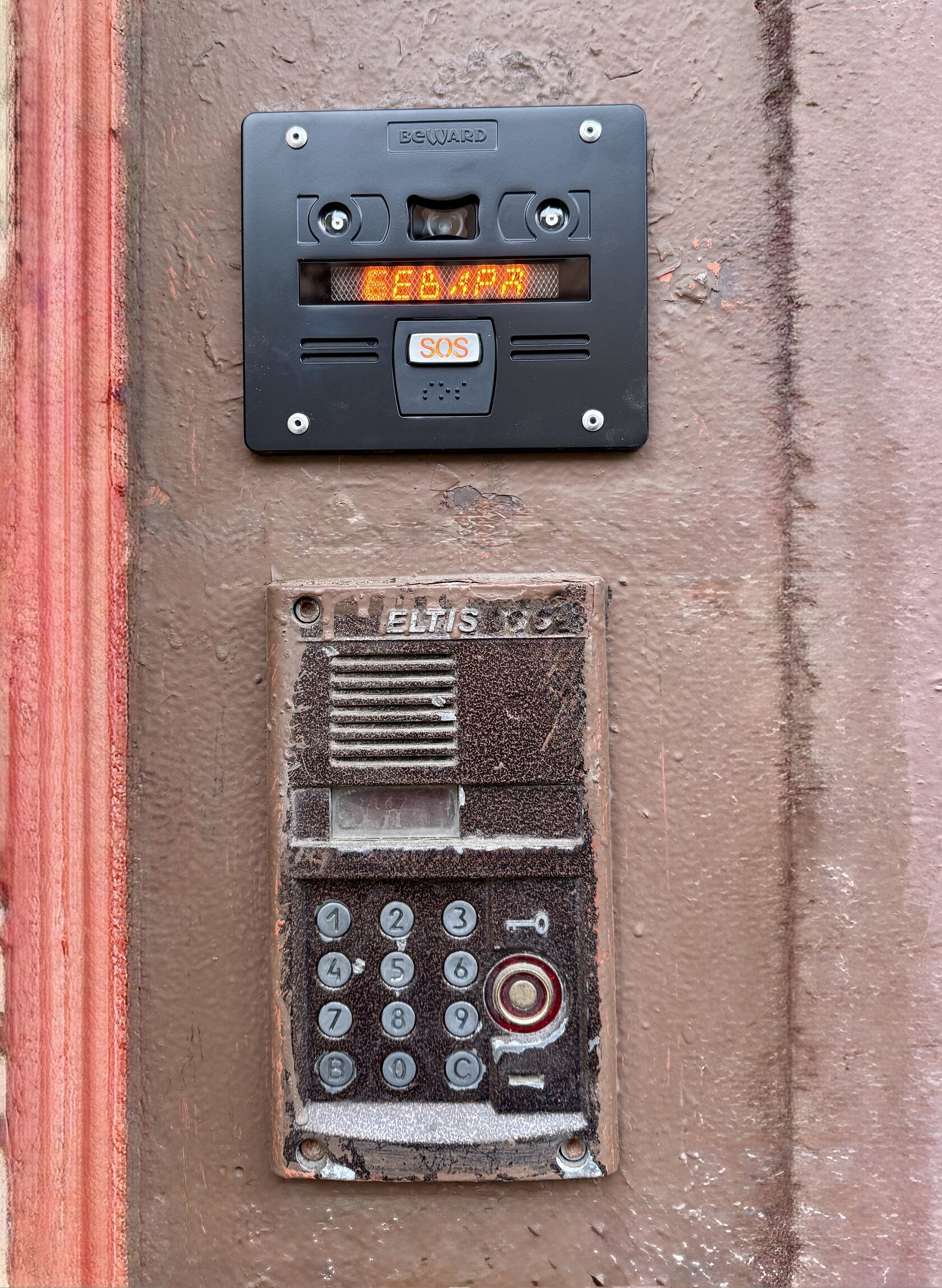 Вход в подъезд, код домофона 100в