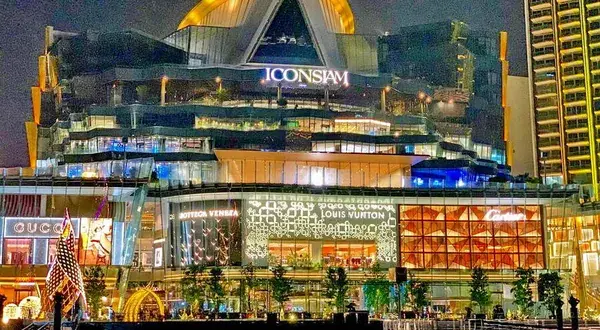 ICONSIAM ночью с подсвеченными витринами мировых брендов
