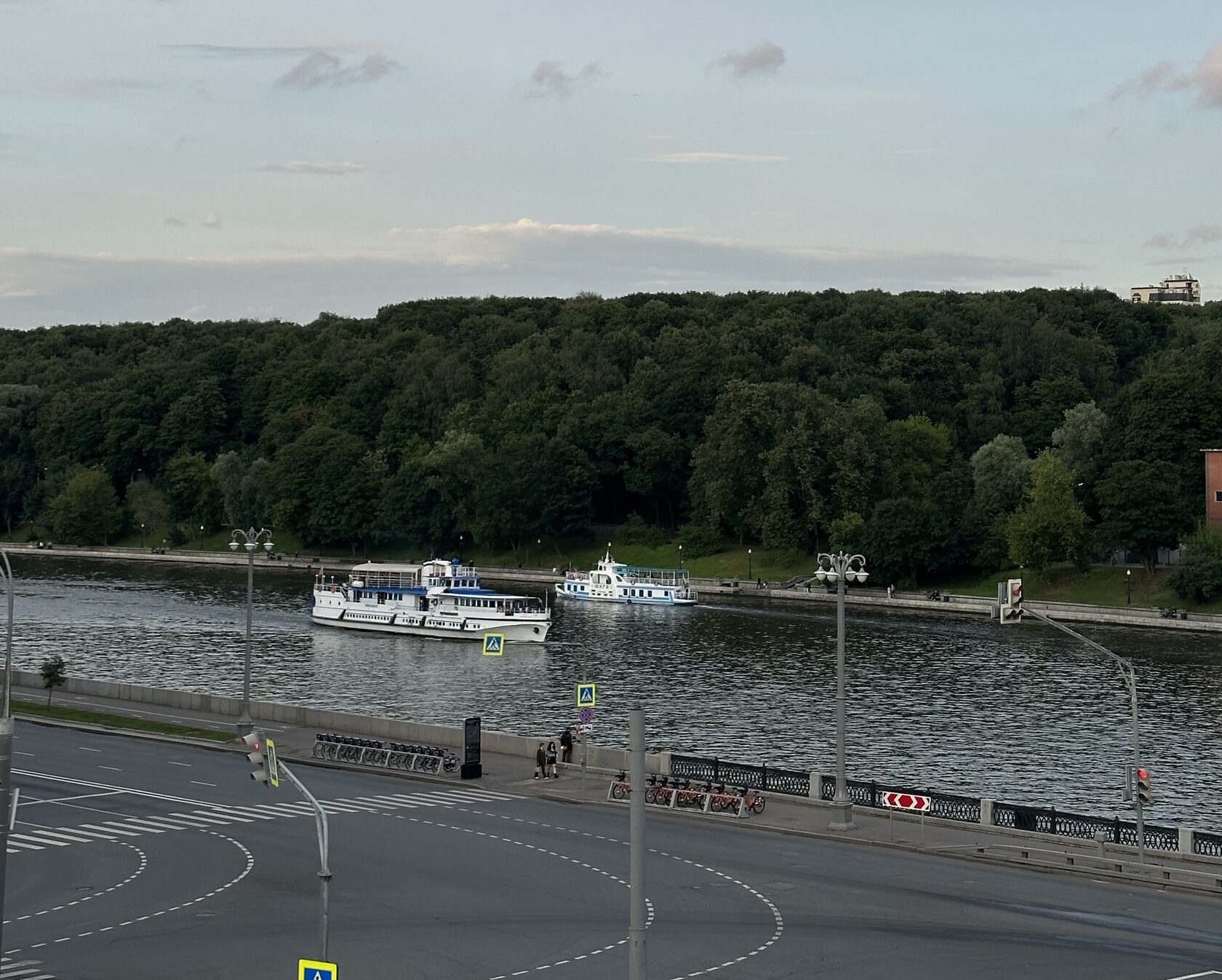 Где погулять в Москве и Питере: маршруты на 10.000 шагов