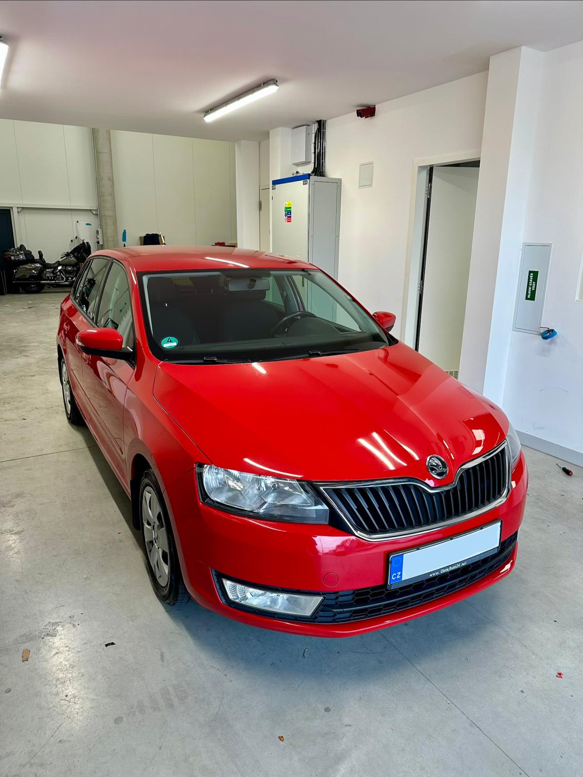 Škoda Rapid po kompletní renovaci – detailing, odstranění fólie, voskování, čištění interiéru
