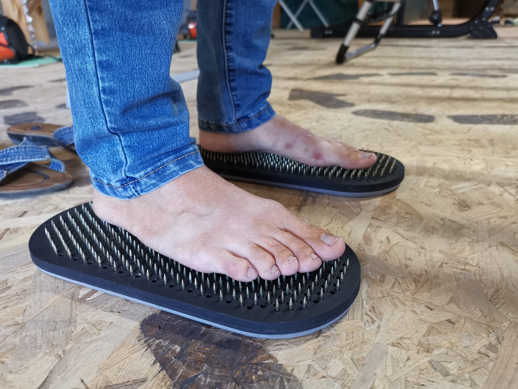 Фото первый опыт стояния на гвоздях на доске Садху.