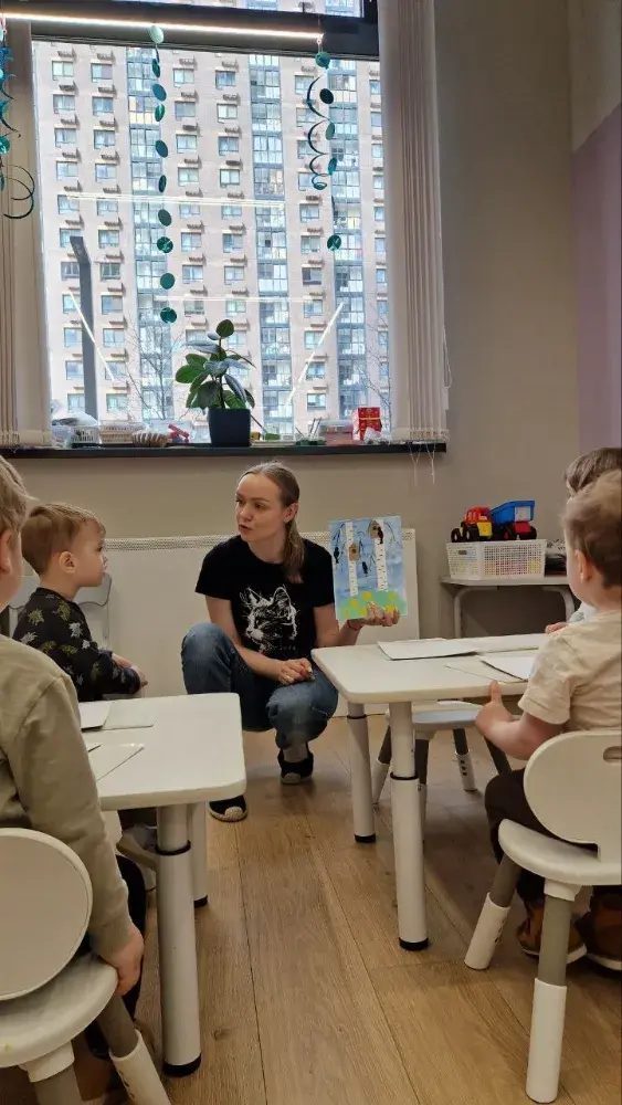Педагог занимается китайским языком с небольшой группой детей