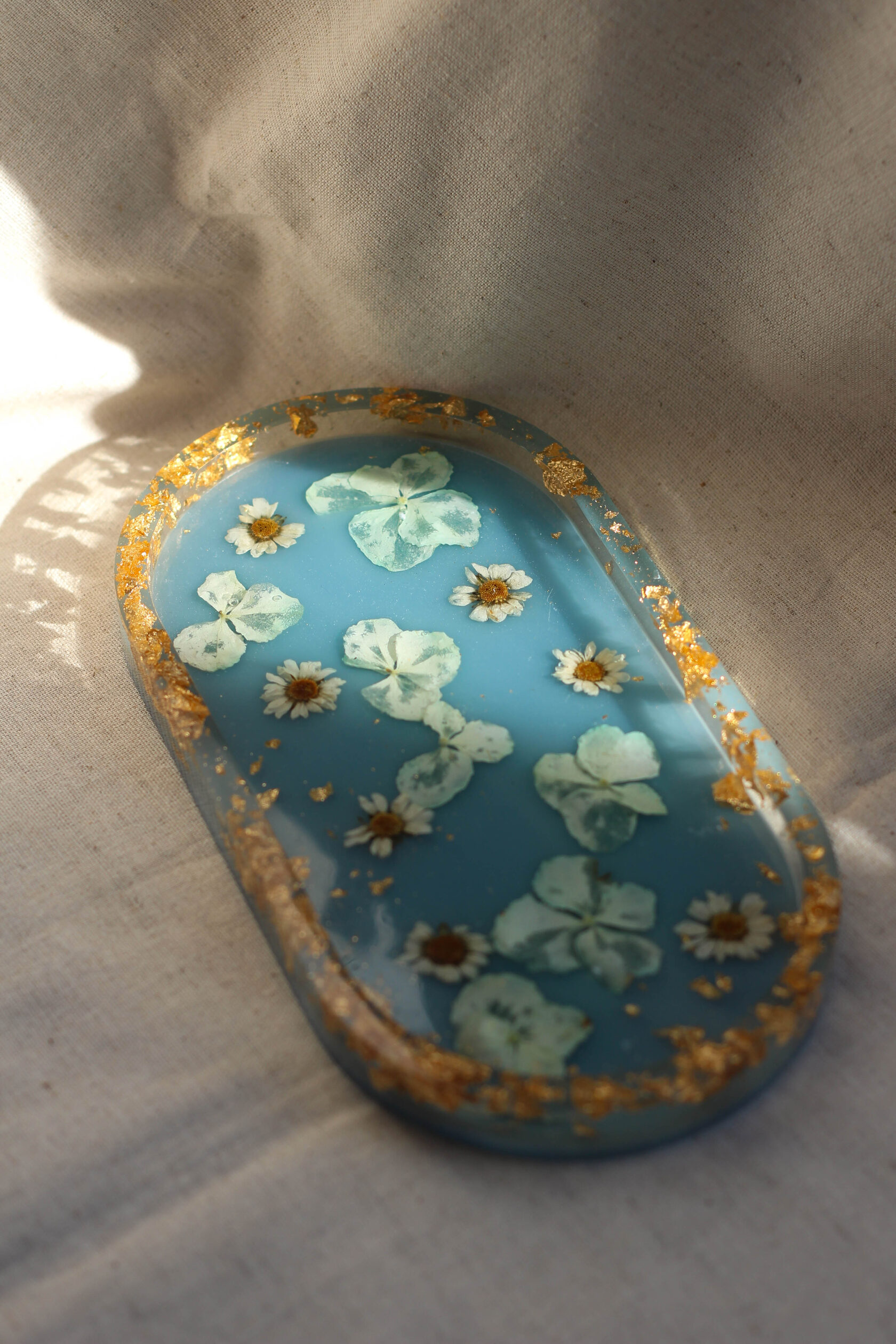 Овальный подиум из эпоксидной смолы голубого цвета с натуральными цветами