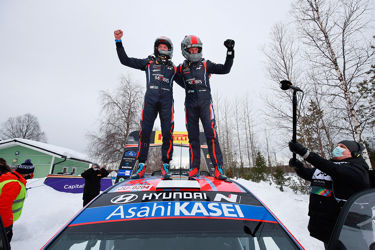 Победители Arctic Rally Finland 2021 Отт Тянак и Мартин Ярвеоя, Hyundai i20 Coupe WRC