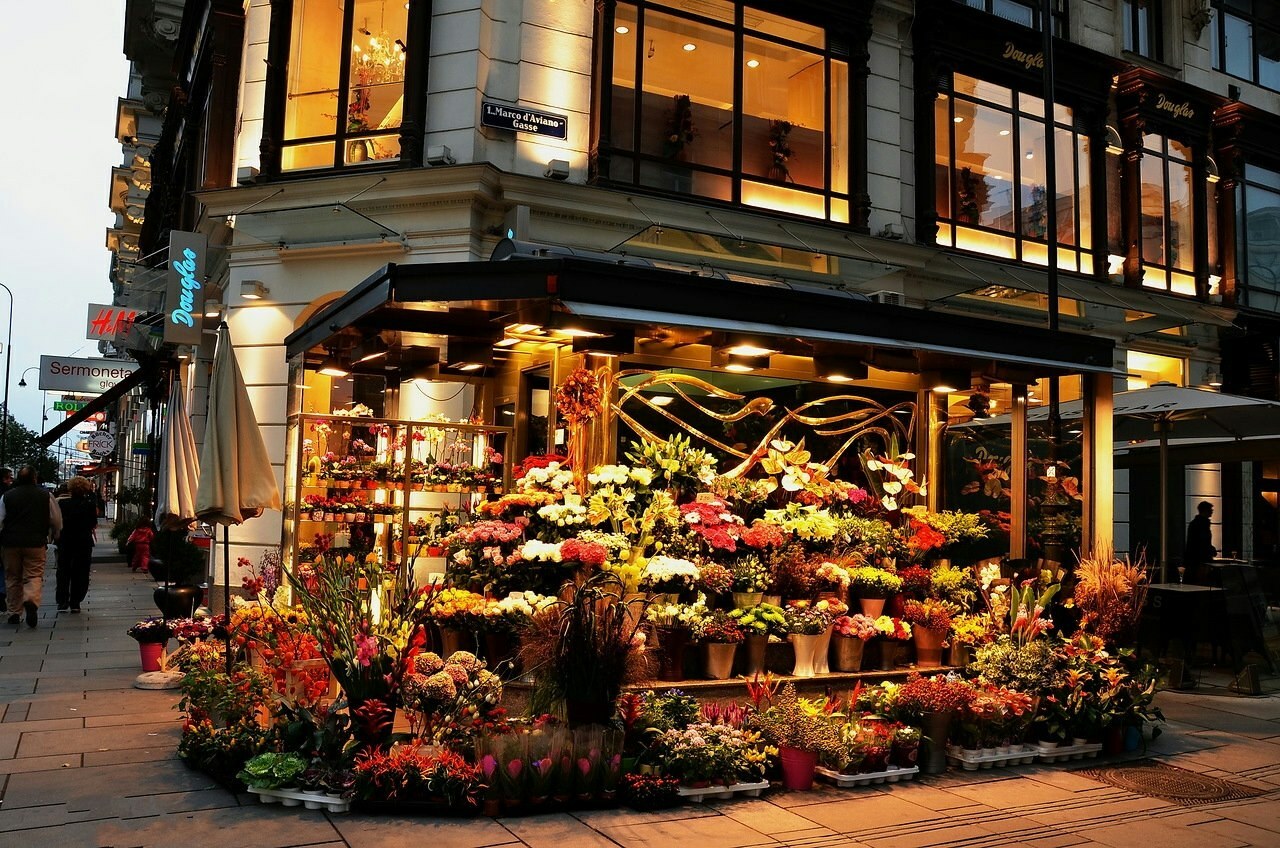 Цветочный магазин на площади. Красивый магазин цветов. Цветочный магазин в Европе. Самые красивые цветочные магазины. Цветочные магазины в Голландии.