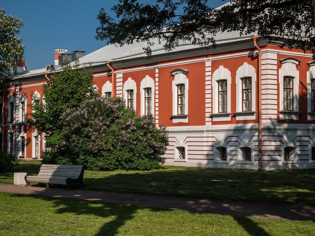 Петропавловская крепость комендантский. Комендантский дом Петропавловская крепость. Домик коменданта Петропавловской крепости. Петропавловская крепость музей инженерный дом. Комендантский дом Петропавловская крепость Архитектор.