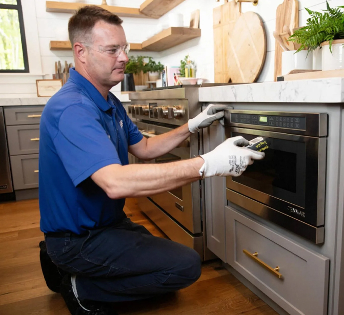 Олег - мастер по ремонту стиральных машин с 12-летним опытом