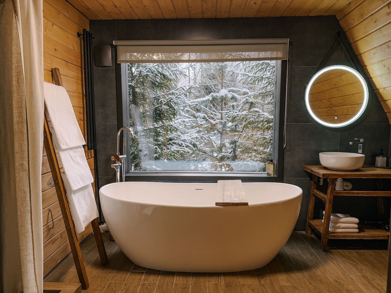 Ванна с панорамным окном в глэмпинге Под кронами