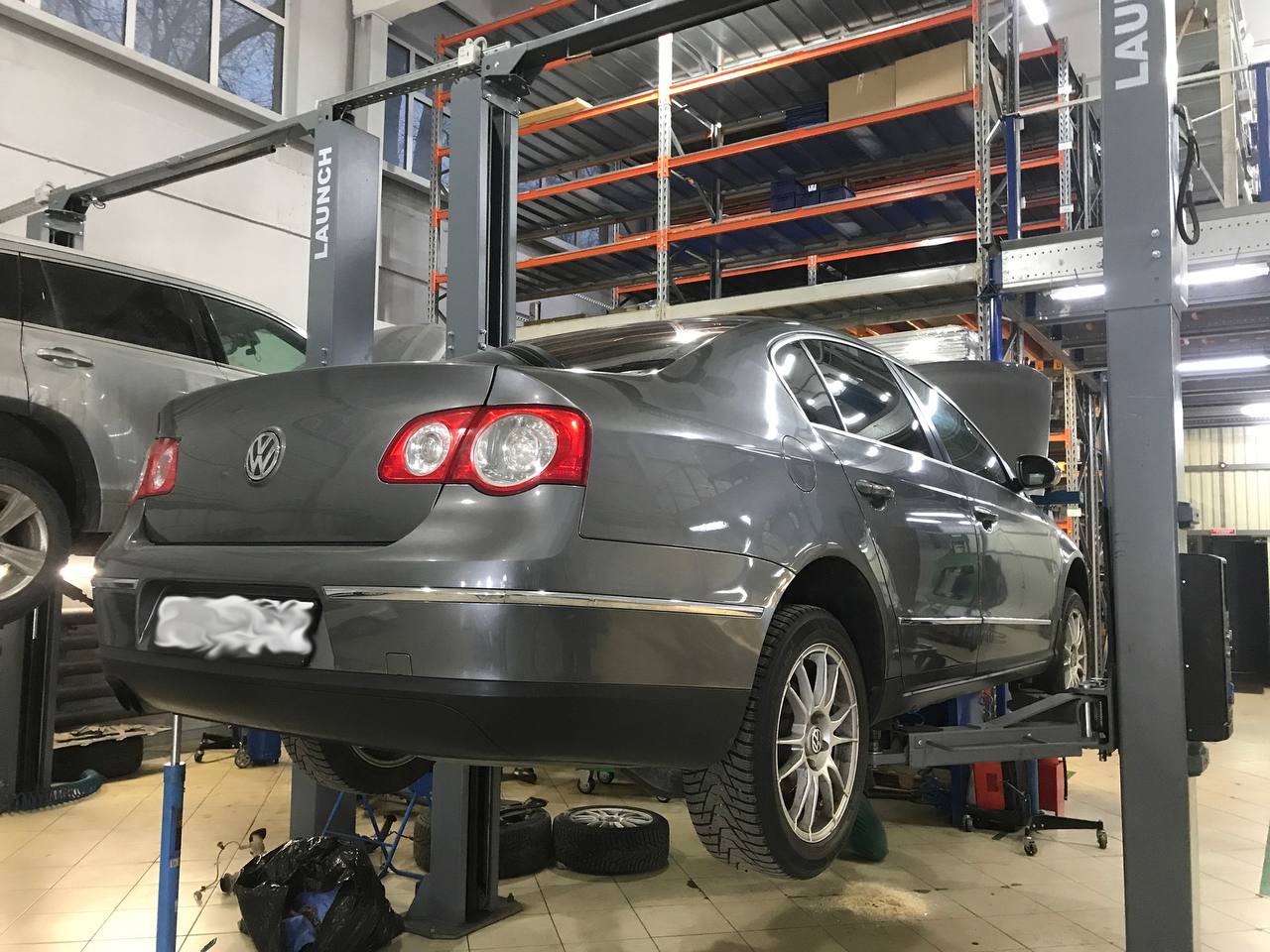 Volkswagen Passat на подъёмнике, замена АКПП в сервисе ТРПЛАНТ