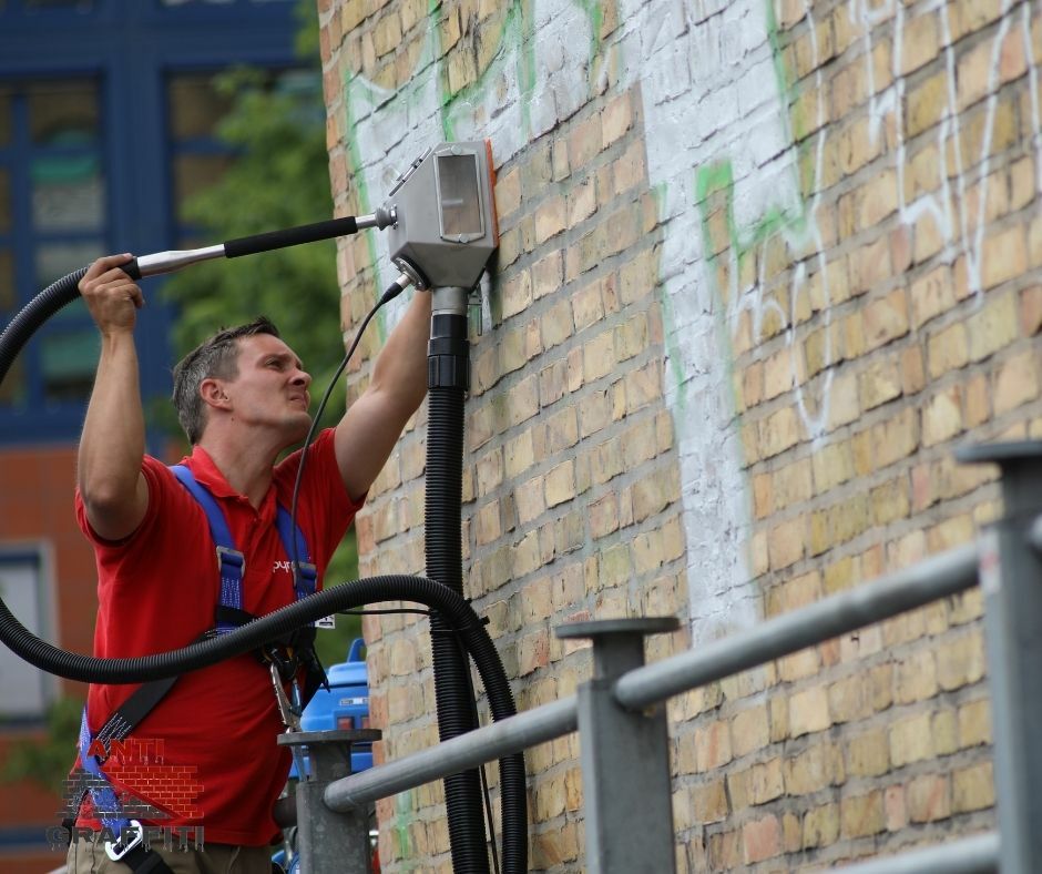 Удаление граффити с деликатных фасадов Рига Латвия