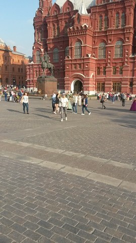 памятником маршалу Жукову 