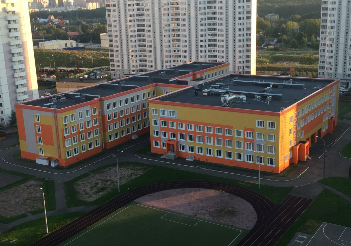 школа с плоской кровлей