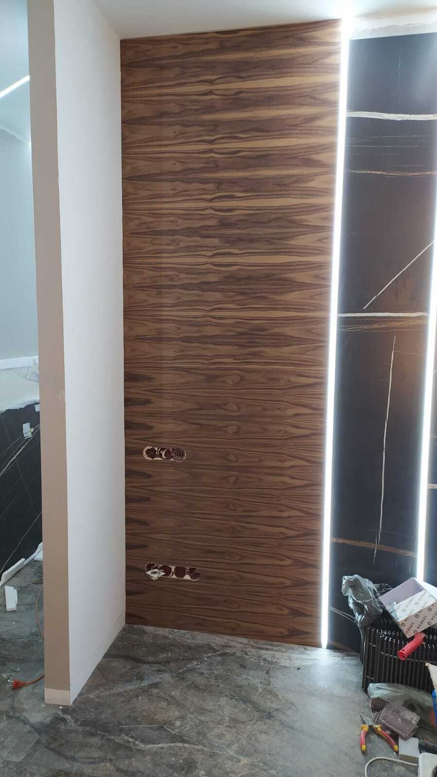 Стеновая панель в интерьере комнаты; теплый оттенок американского ореха.