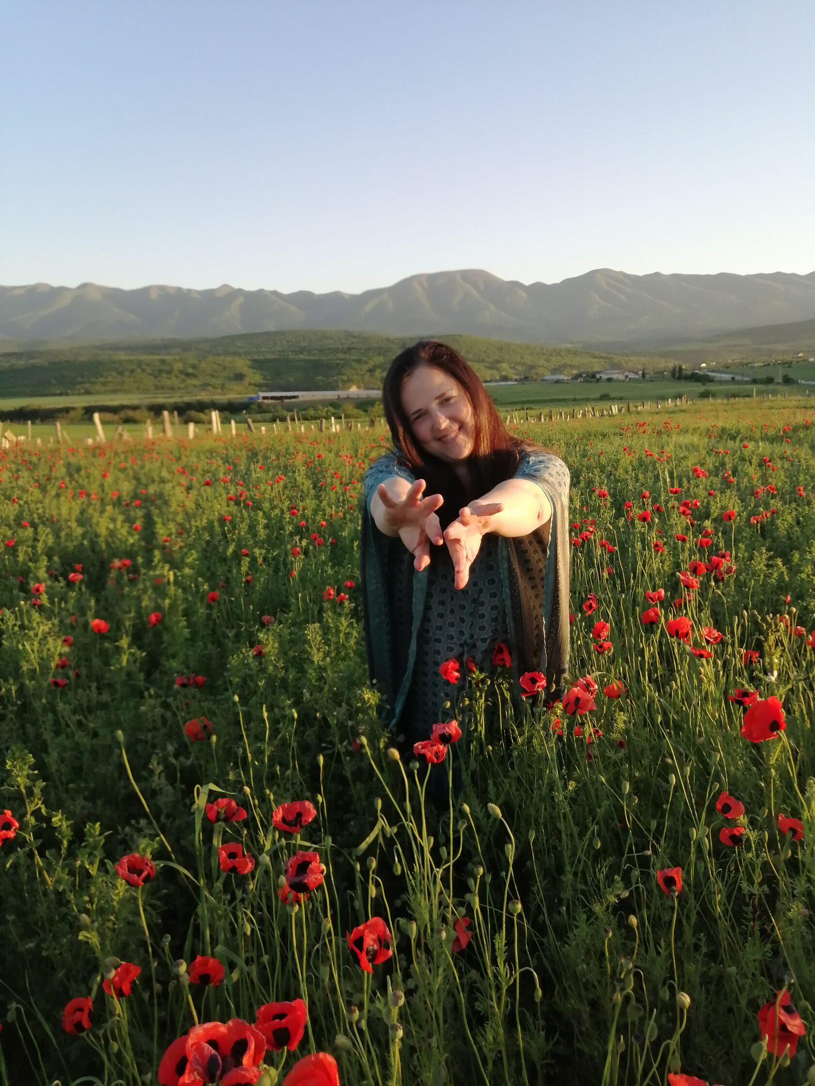 Туристы на маковых полях в Дагестане