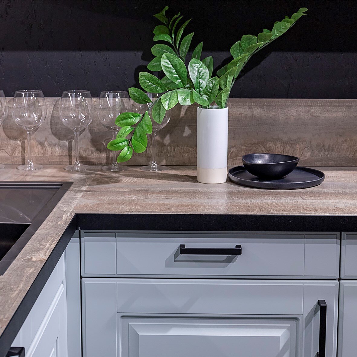 Стыковка столешницы с использованием еврозапила. Планки нет, но видно, что направление рисунка поменялось. Кухня МЮНХЕН (МДФ+ПВХ)