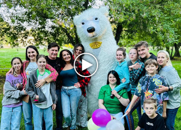 веселая компания с белый мишкой на день рождения москва