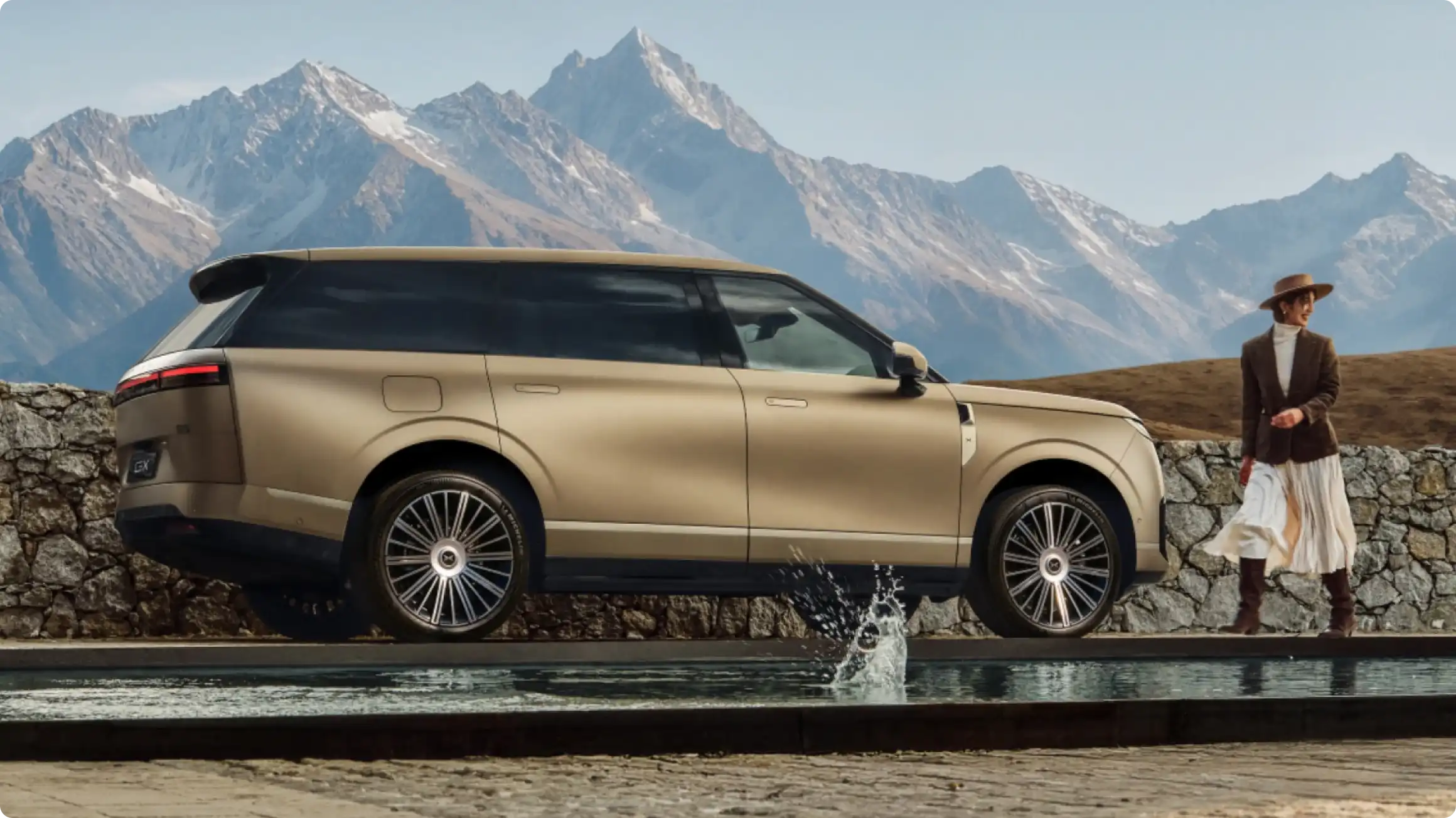 Xpeng GX в бежевом цвете на фоне гор: роскошный трехрядный SUV с высоким капотом и характерными пропорциями в стиле Range Rover.