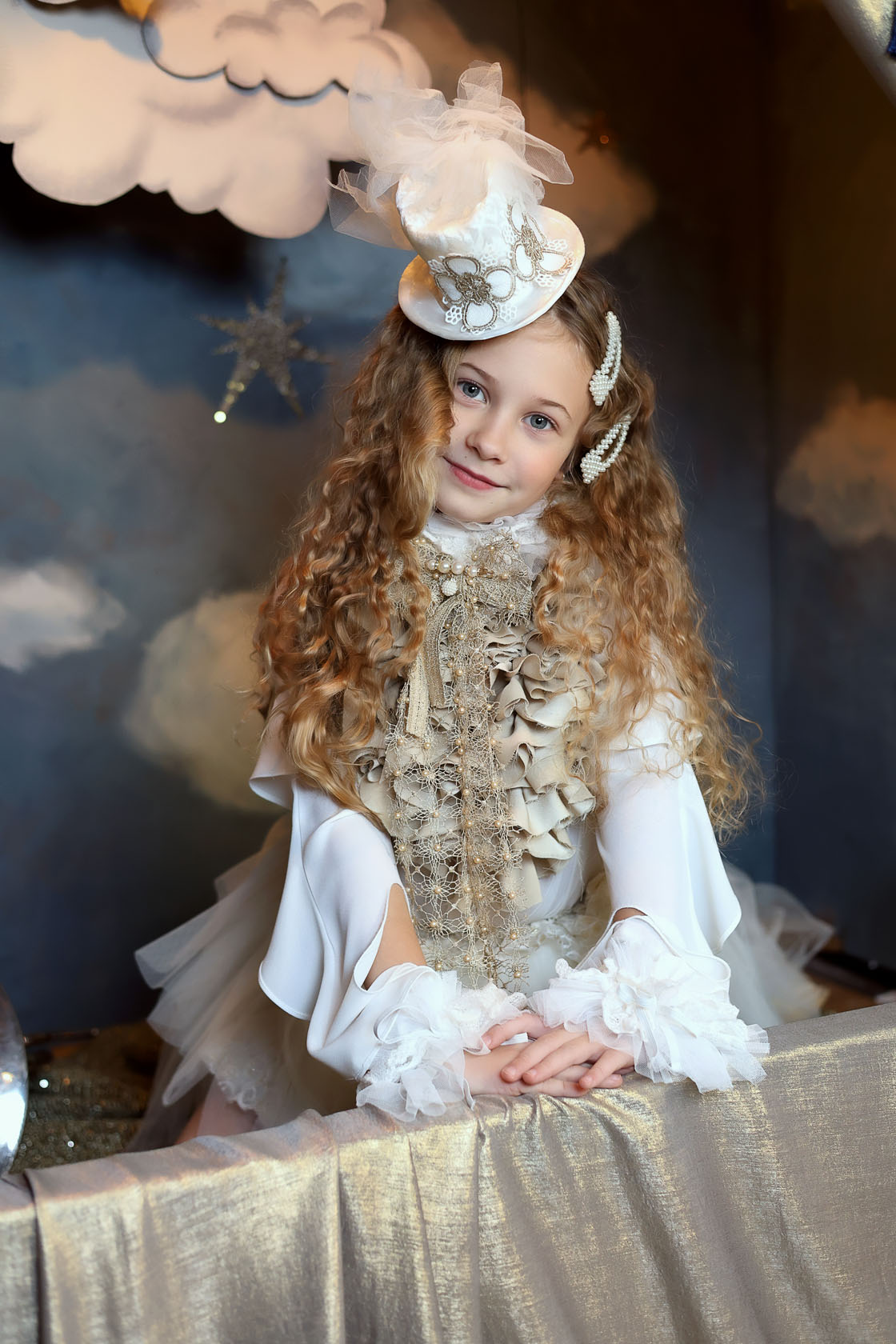 Принцесса Цирка винтажный образ в молочном цвете с золотыми деталями. Пышное жабо, маленький белый цилиндр, белые манжеты, юбка-пачка со шлейфом