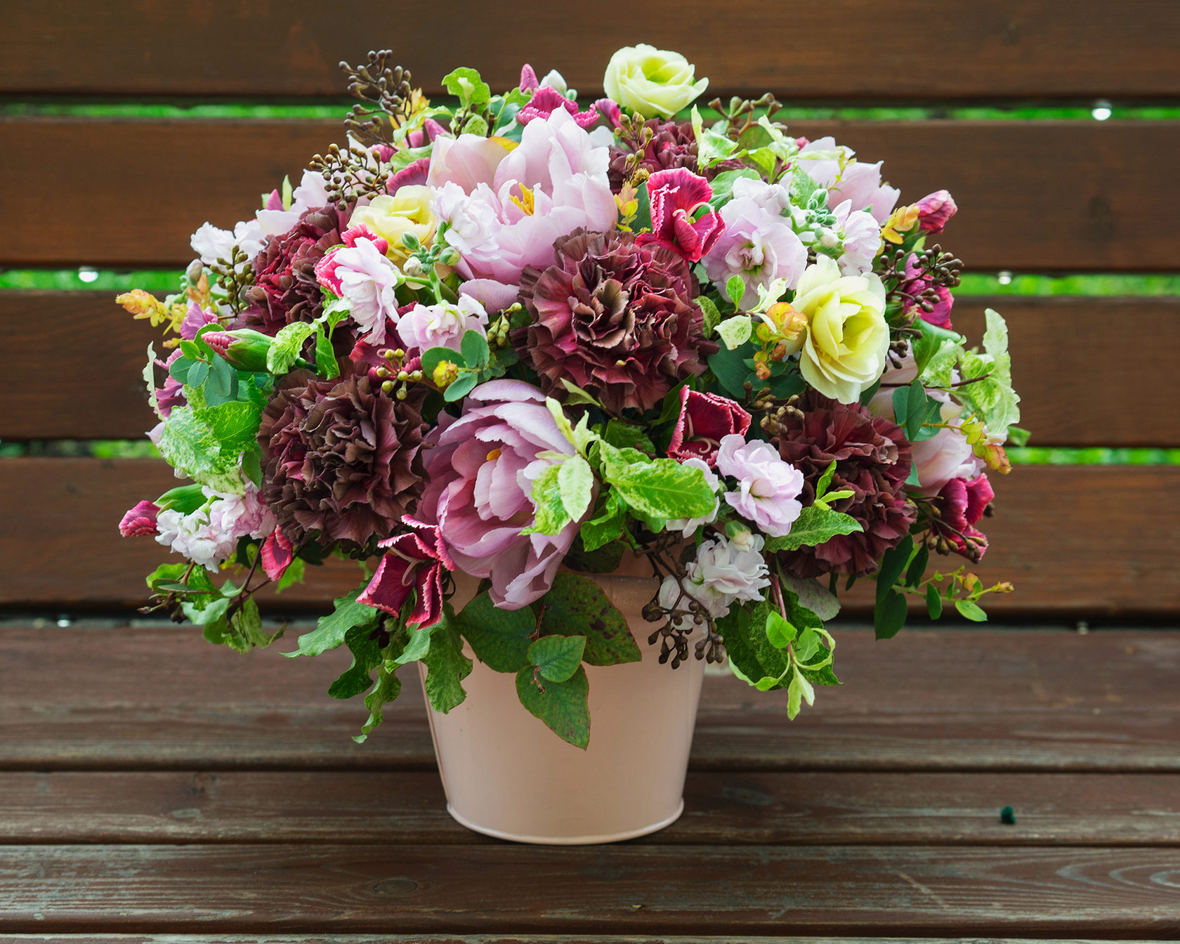 Состав: гвоздика одноголовая, тюльпан, ранункулюс, маттиола, кустовая ...