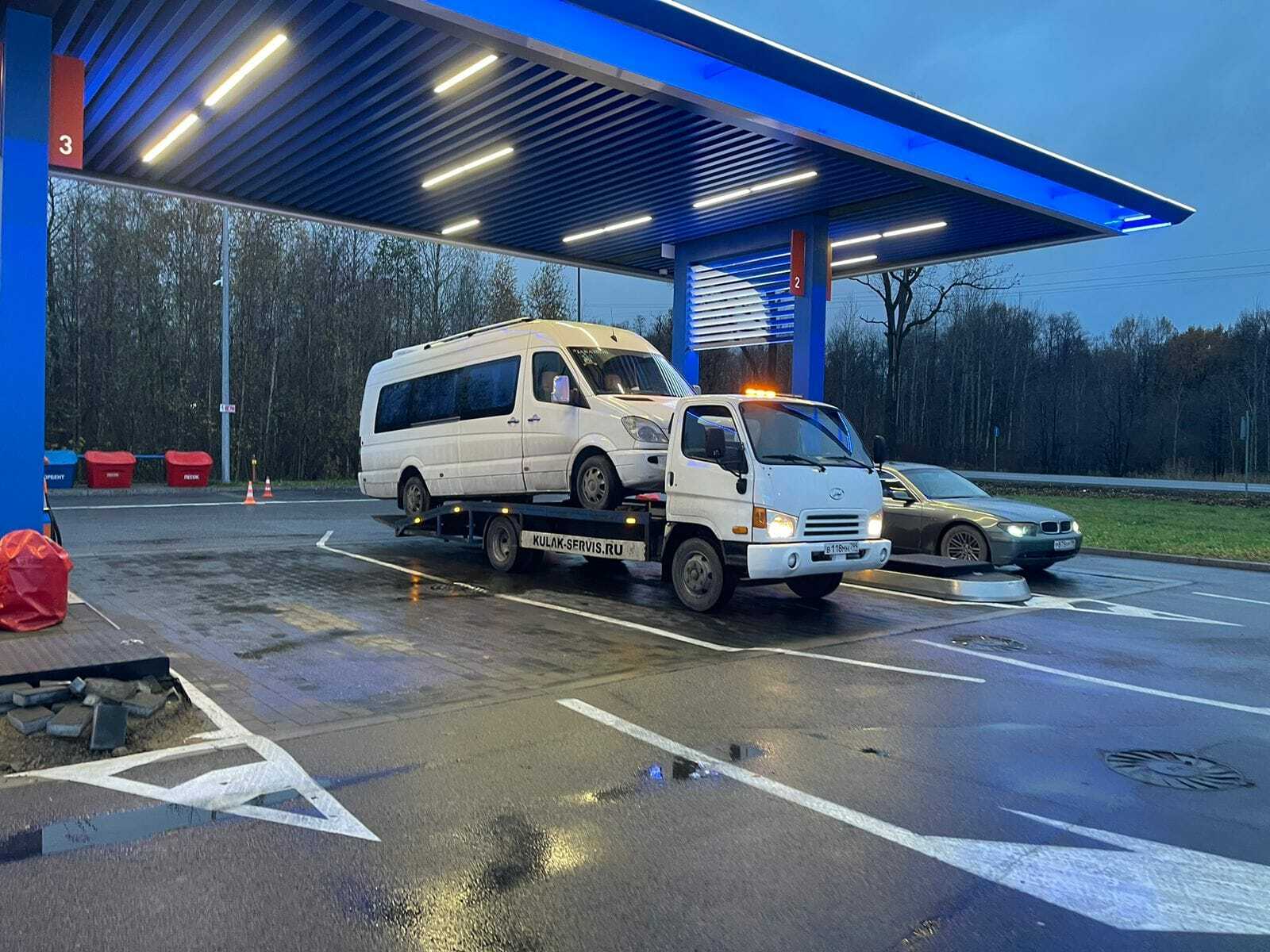 Mercedes-Benz Sprinter на эвакуаторе вечером