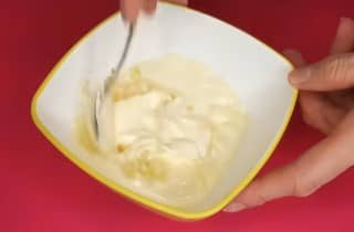 Приготовление салата «Дамский каприз» с курицей и ананасом слоями: шаг 6