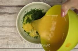 Приготовление оладий из кабачков с чесноком и зеленью: шаг 8