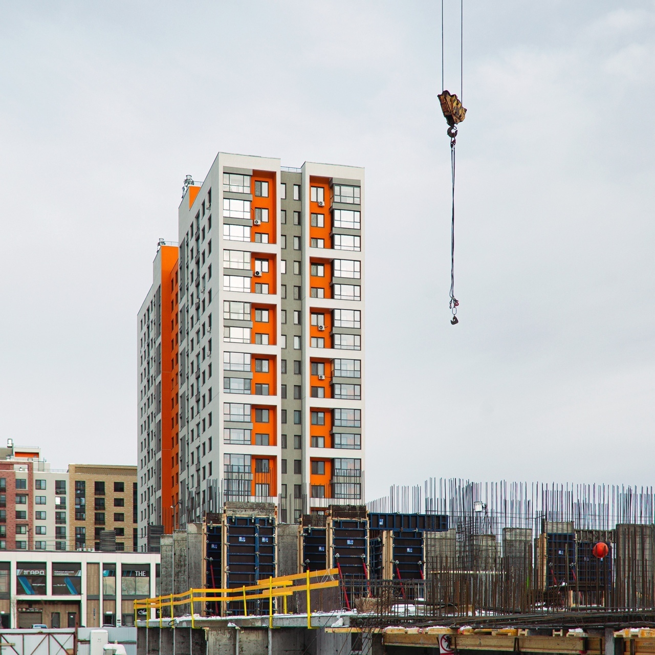 Около застройщик. Стройка дома. Около застройщик. Около застройщик. Около застройщик.