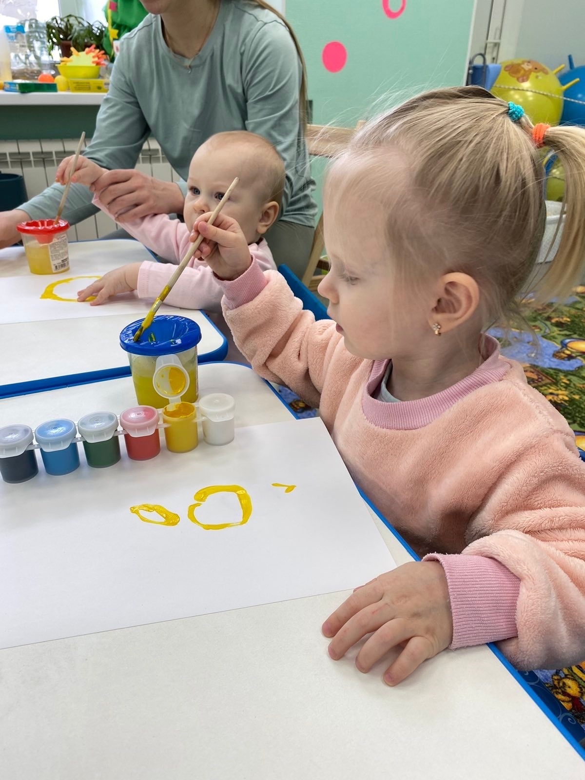 Малыши рисуют на занятии в детском центре