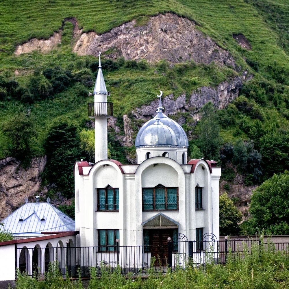 В дагестане есть церковь. Бедык Кабардино Балкария. Мечеть Карачаево Черкессия. Мечеть Домбай. Мечеть Серноводск Чечня.