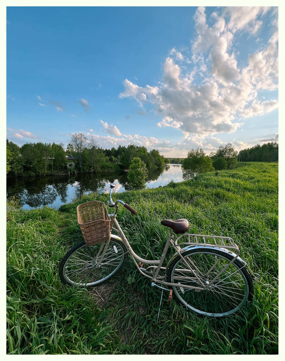 Спальня в треугольном домике с панорамными окнами