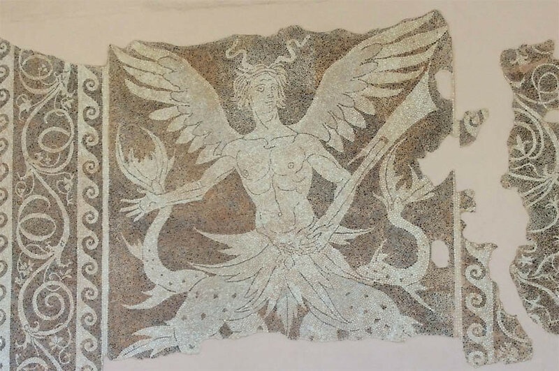 Пол из мозаики с изображением тритона